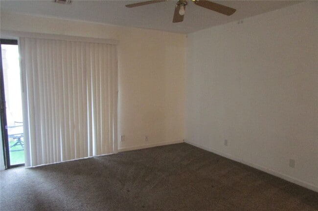 Building Photo - 2440 Lakeside Dr