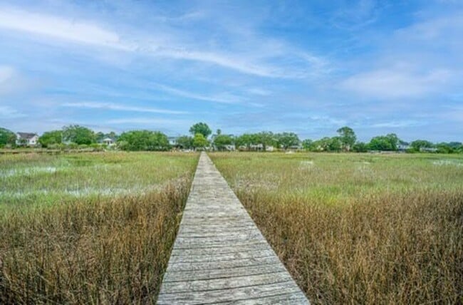 Building Photo - Gorgeous 4 BR/2BA Marshfront Home With Cre...