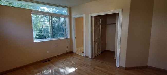 Building Photo - Awesome 3 Bedroom Holladay ground floor un...
