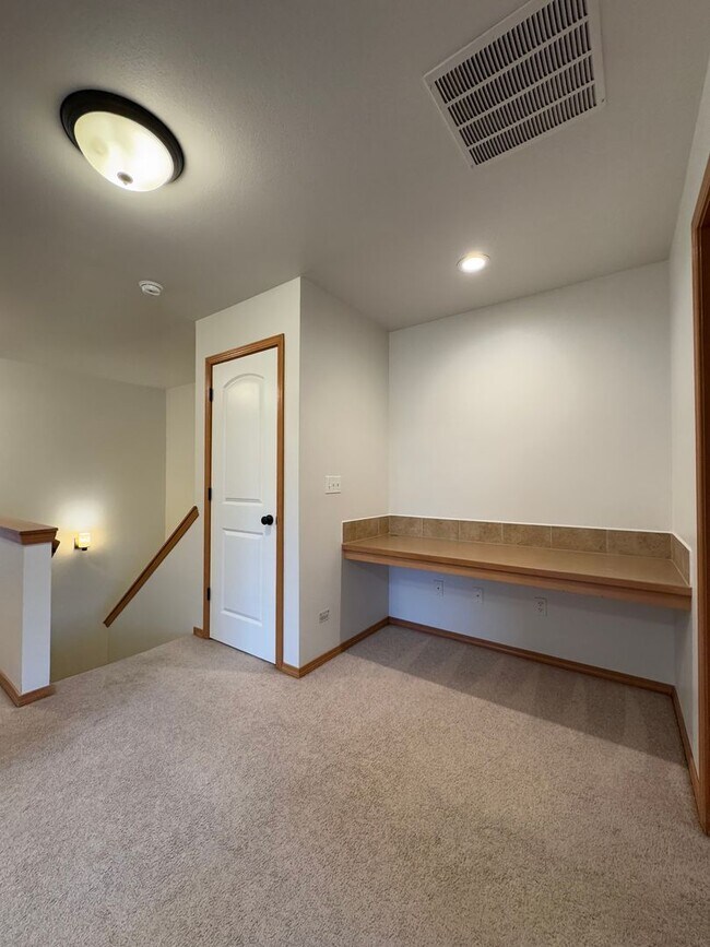 Building Photo - Beautiful Rental with Oversized Yard & Open Layout