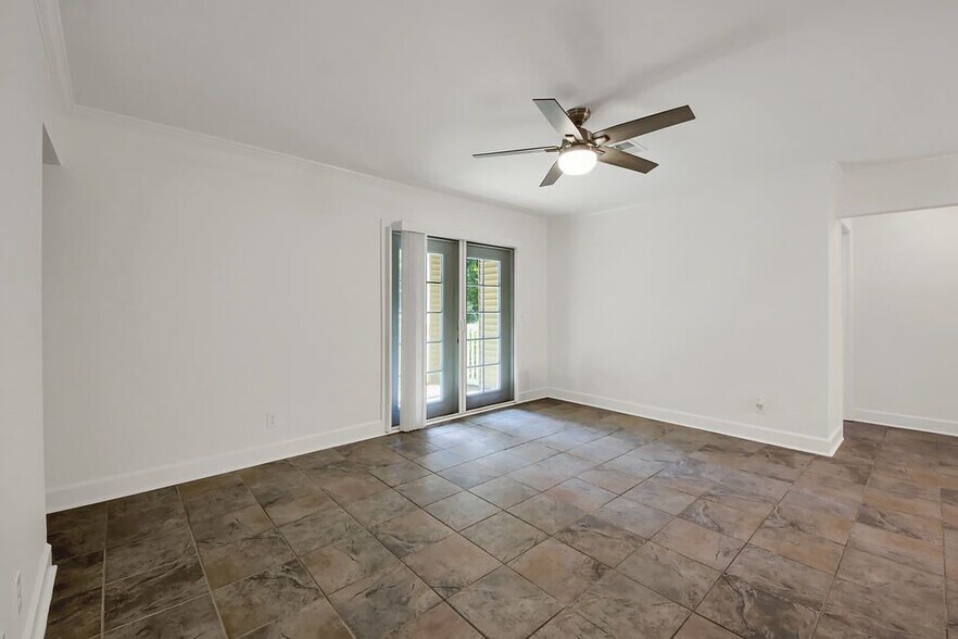 Building Photo - 501 Barrington Hills Dr