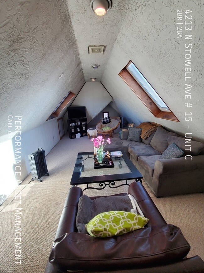 Building Photo - Cozy 2BD/1.5BA Shorewood Triplex