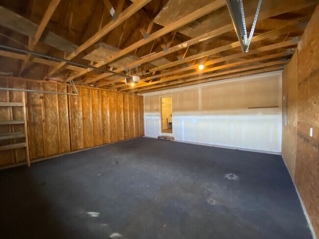 Building Photo - Quiet setting in La Pine!