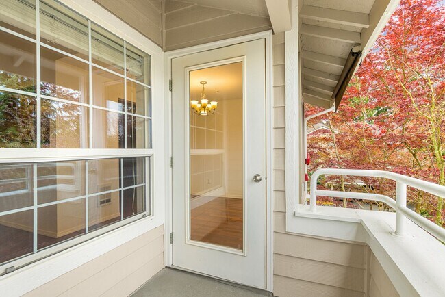 Building Photo - Woodinville 3 Bedroom 2 Bath with Detached Garage - Top Floor