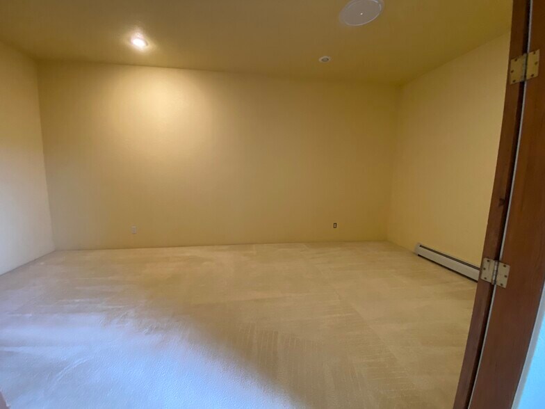 Building Photo - 313 S Victoria Ave