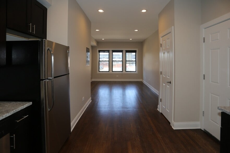 Building Photo - 527 W Barry Ave