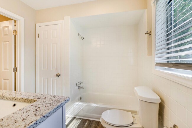 Building Photo - 2572 Glenrock Dr