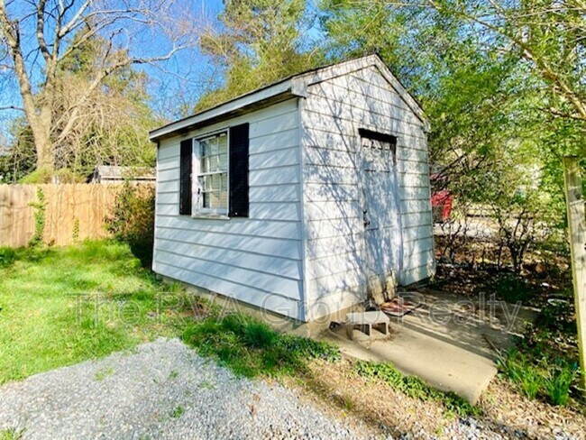 Building Photo - 4607 Bassett Ave