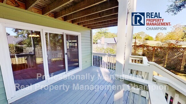 Building Photo - Spacious End Unit Townhome with Private Decks on Two Levels