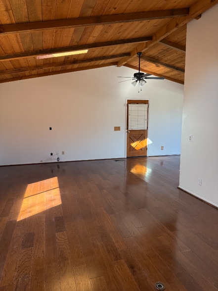 Building Photo - 46473 Eastwood Dr N