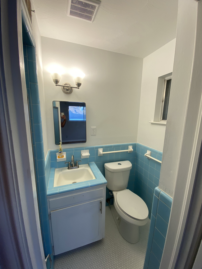 Full Master bedroom restroom - 1537 Meadow Valley Ln