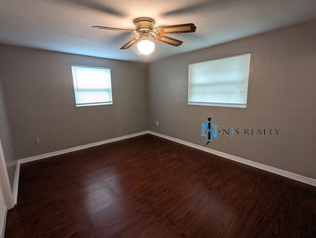Building Photo - Beautiful, open floorplan 3/2/1 1100 Sq. F...