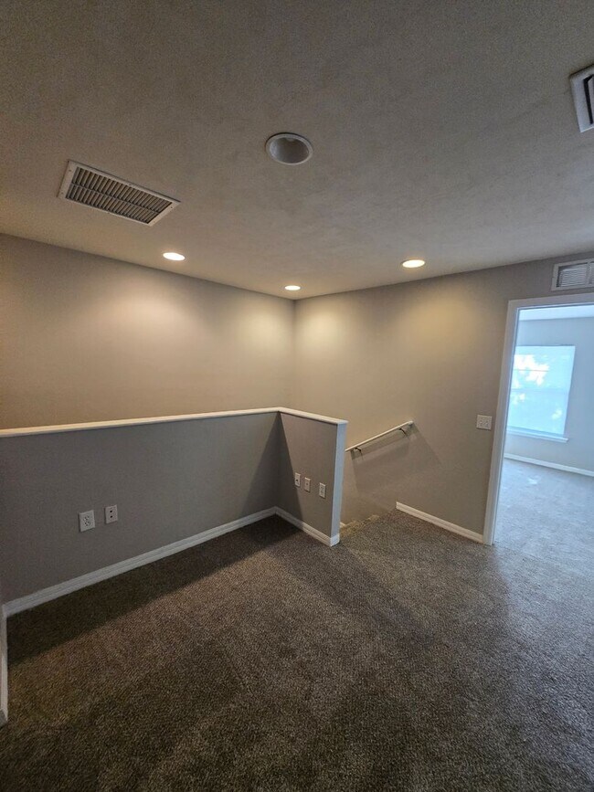 Building Photo - 2 Bed / 2.5 Bath Townhome with Upstairs Office/Sitting Area – Eagle Trace