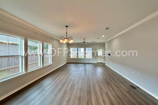 Building Photo - 1580 Hickory St