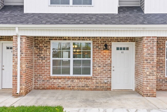 Building Photo - Close to downtown Clarksville & APSU! 2 Bed/2.5 Bath townhouse!