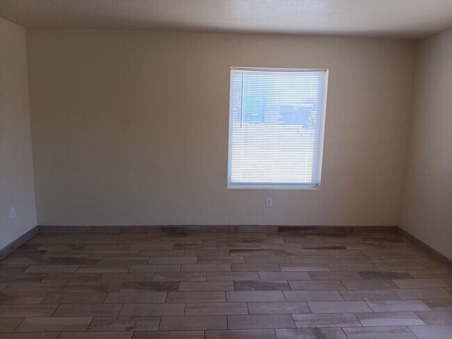 Building Photo - 3 Bedroom, 2 Bathroom Home! Schedule a Showing Soon!