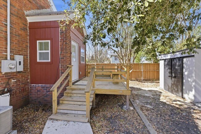 Building Photo - Move-In Ready 3BR/1.5BA Home with Private Backyard