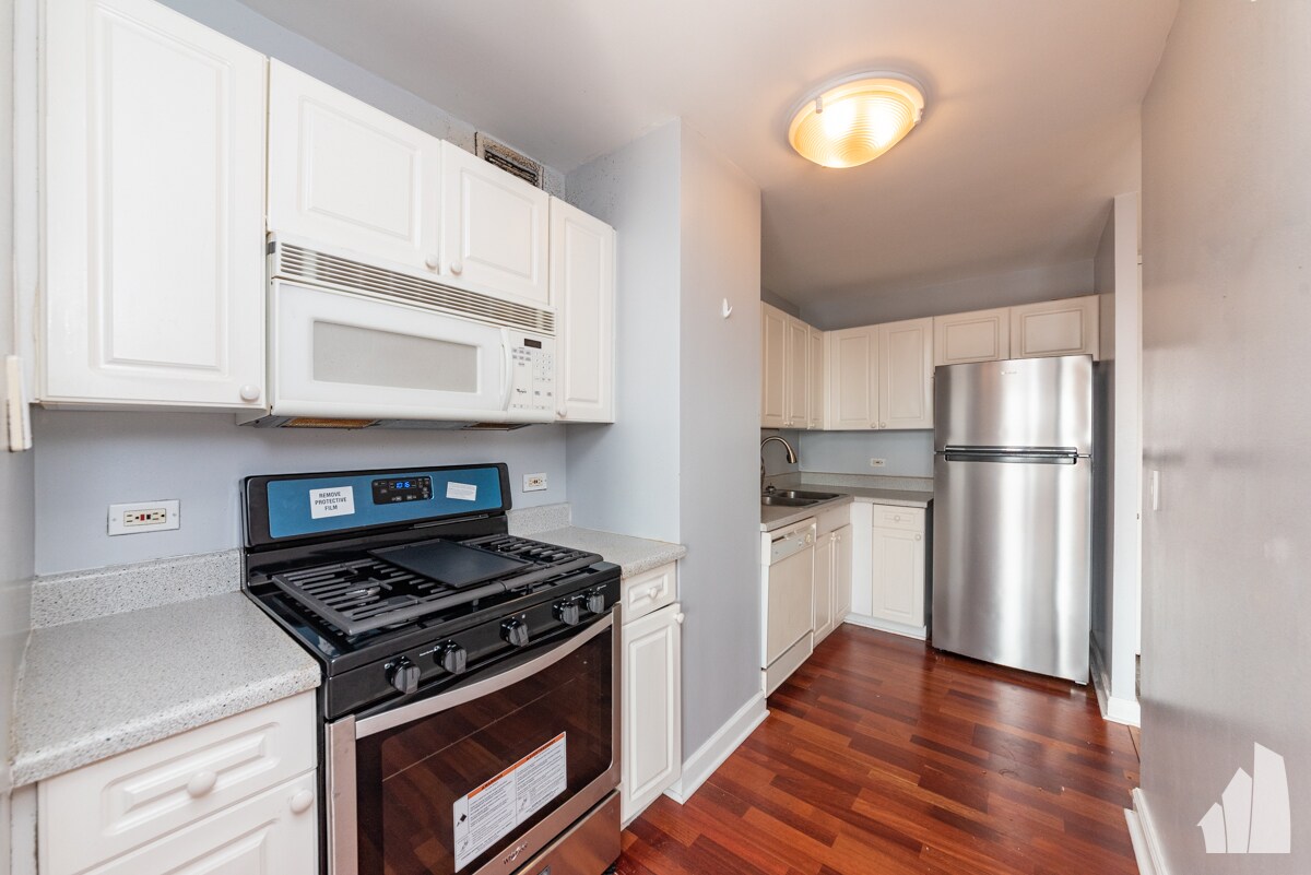 Building Photo - 444 W Fullerton Pky