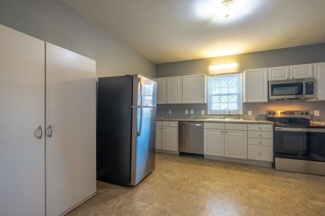 Building Photo - Cute home in Burlington with a fenced in b...