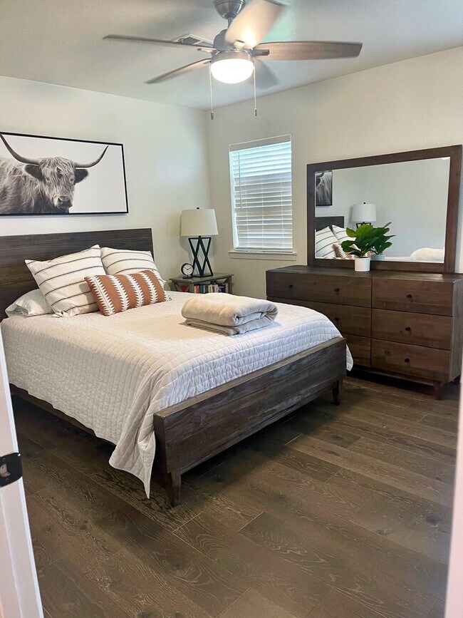 Building Photo - *** Near Domain * Stunning 4 Bedroom House * Fully Furnished * Designer Decorated * High End Luxu...