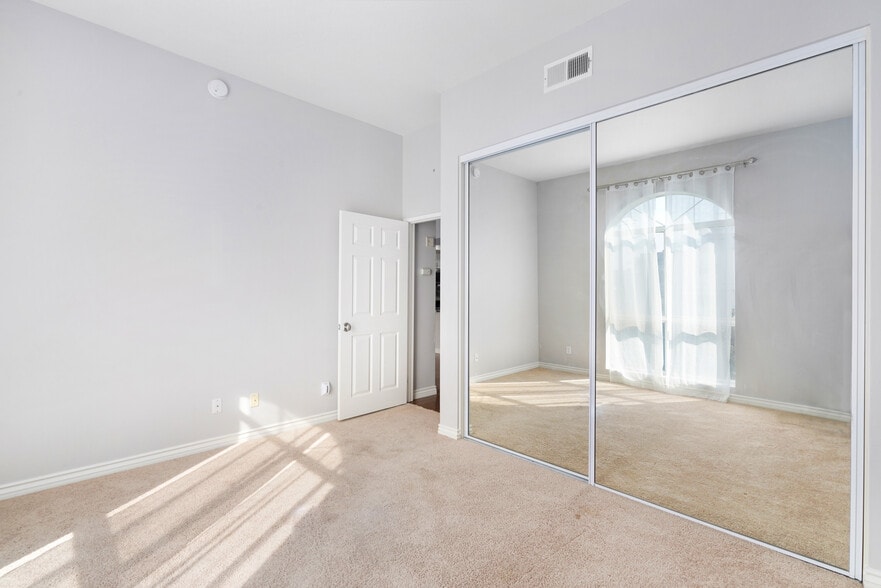 Building Photo - 1820 S Beverly Glen Blvd