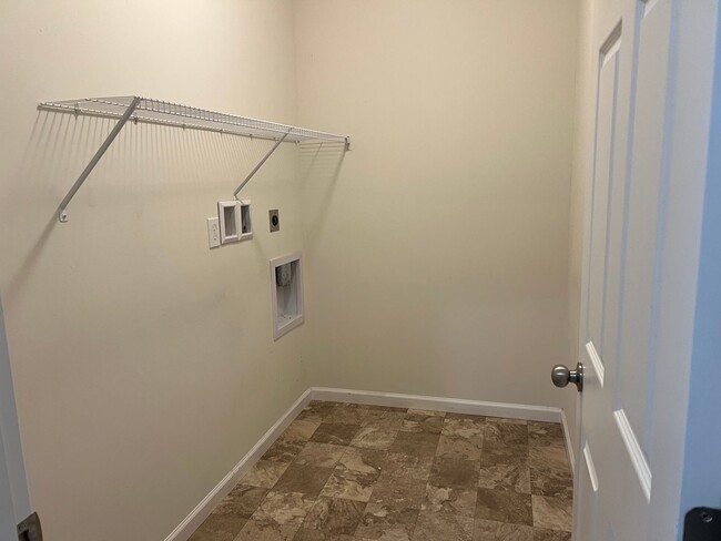 Building Photo - Stunning 4 bedroom 2.5 Bathroom Home in Ma...