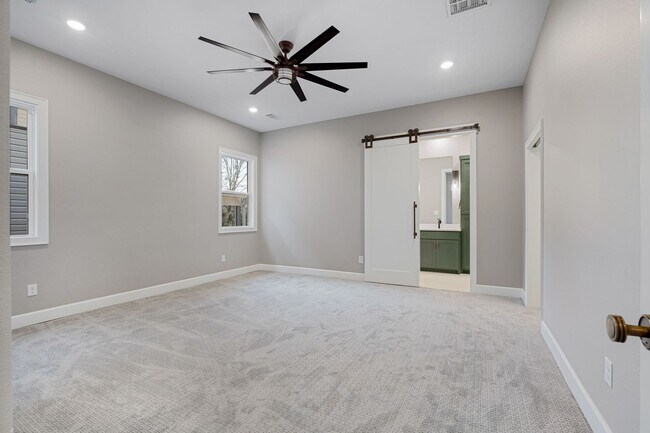 Building Photo - 405 Waggoner Ln