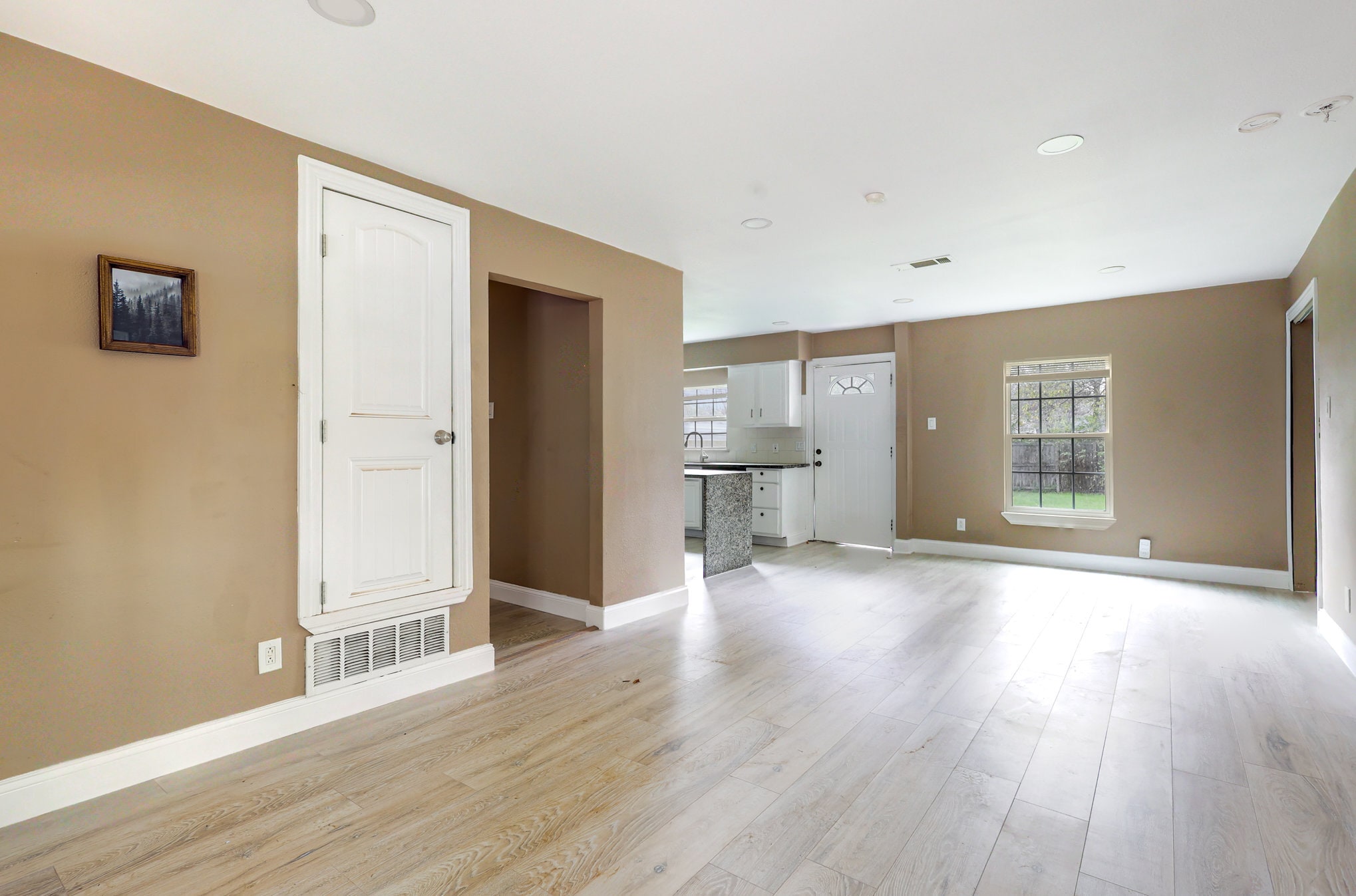 Building Photo - 517 Thompson St