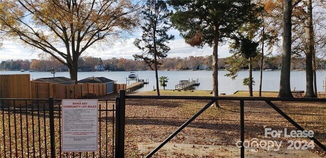 Building Photo - 21640 Colina Dr