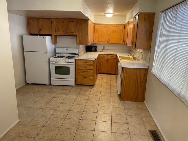 Building Photo - 1415 280 E