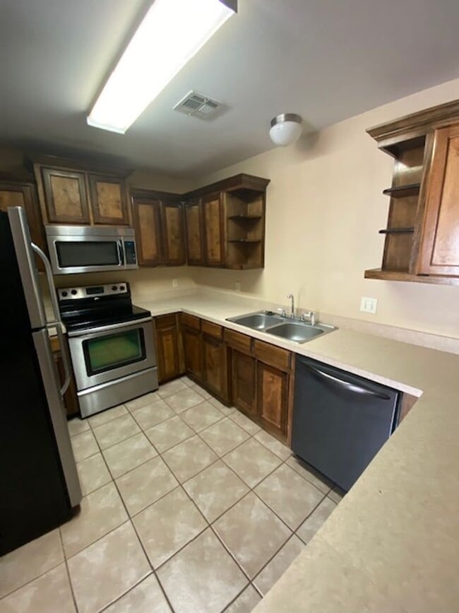 Building Photo - Spacious Duplex in Farmington!