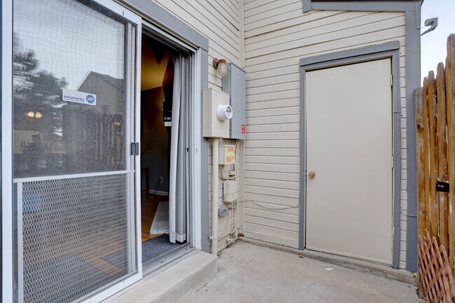 Building Photo - Wonderful 2 Bed 2 Bath Townhouse with Fireplace + Community Pool