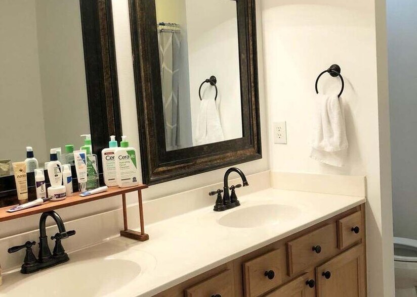 Building Photo - 1211 Lindsay Ln