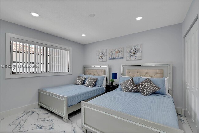 Building Photo - 895 W 39th Pl