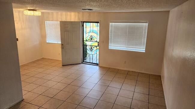 Building Photo - SW-3 bedrooms 2.5 baths condo