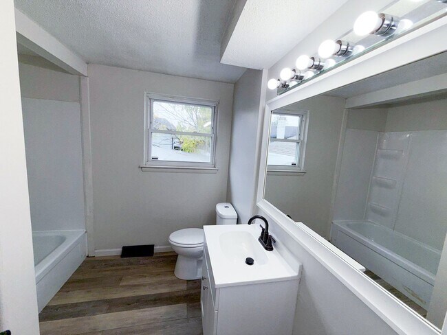 Building Photo - Modern 4-Bedroom Gem in East Columbus with...