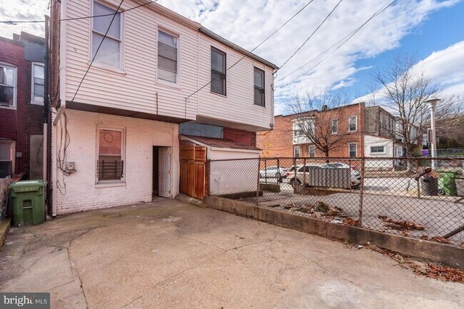 Building Photo - 3 Bedroom House