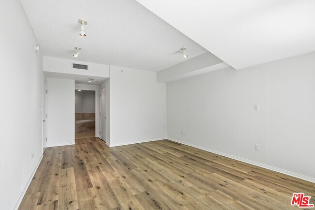 Building Photo - 13600 Marina Pointe Dr