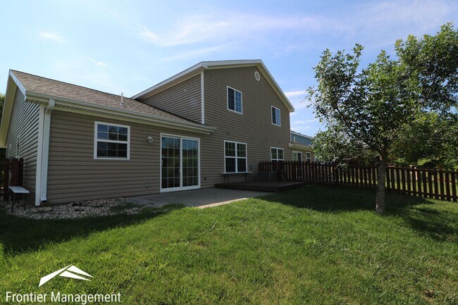 Building Photo - Gorgeous Duplex with Amazing View Off of Scenic Drive!