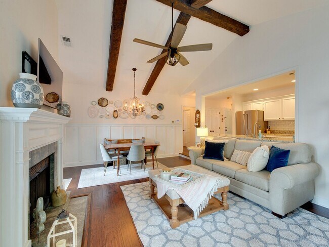 Building Photo - A picture perfect cottage home ready for you with community pool!