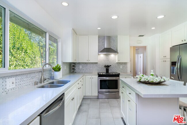 Building Photo - 13843 Milbank St