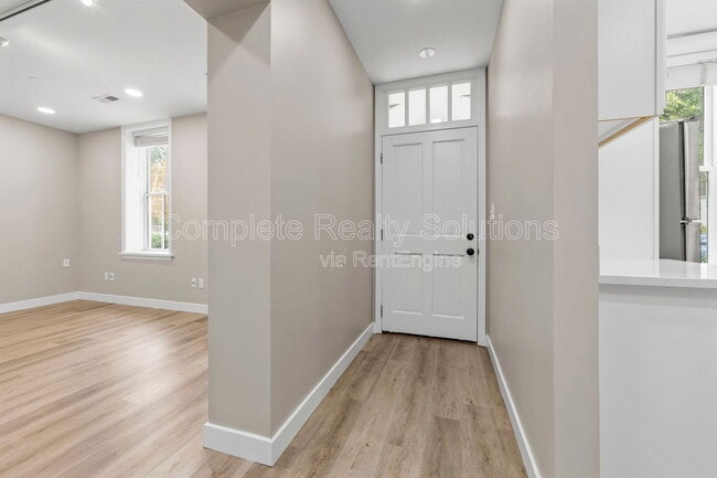 Building Photo - 620 S Benton Ave