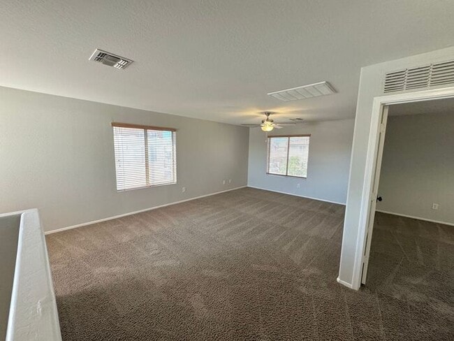 Building Photo - 1056 E Lakeview Dr