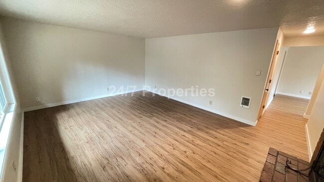 Building Photo - *$1,000 Off First Months Rent!* Beautiful ...