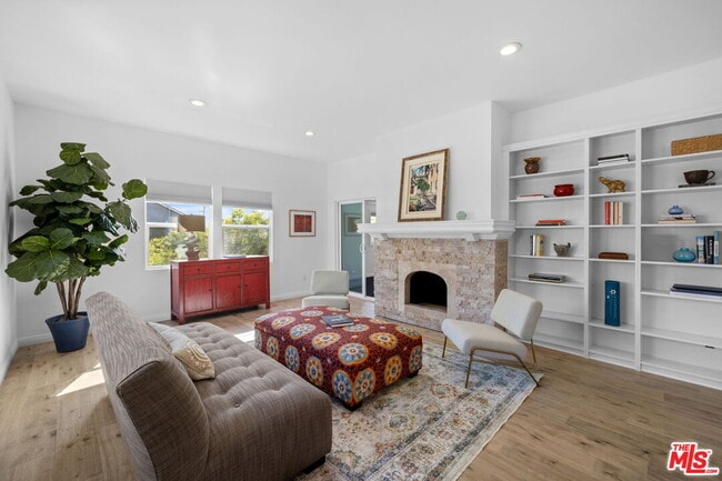 Building Photo - 2400 W 74th St