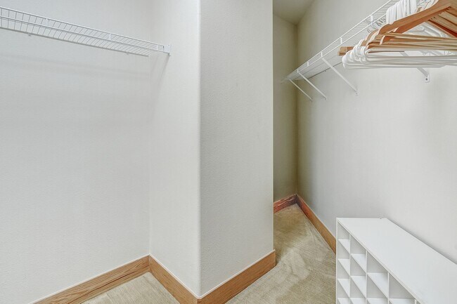 Building Photo - Year lease! Garage! Beautiful views! Great Decks!