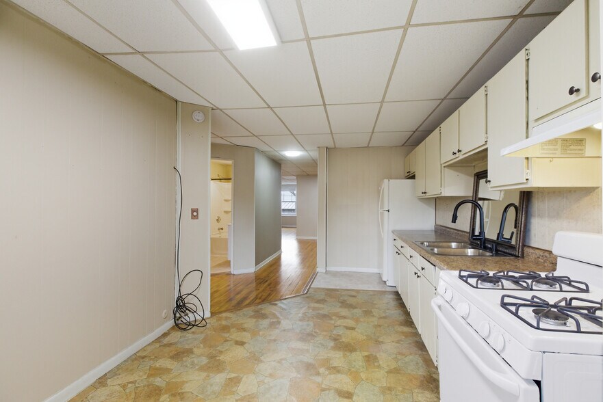 Building Photo - 117 W 1st St