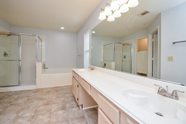 Building Photo - 1319 Irish Mist Ct