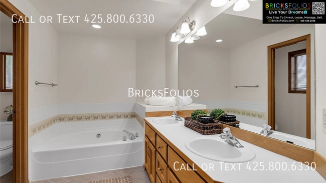 Building Photo - 4522 NE 21st Pl