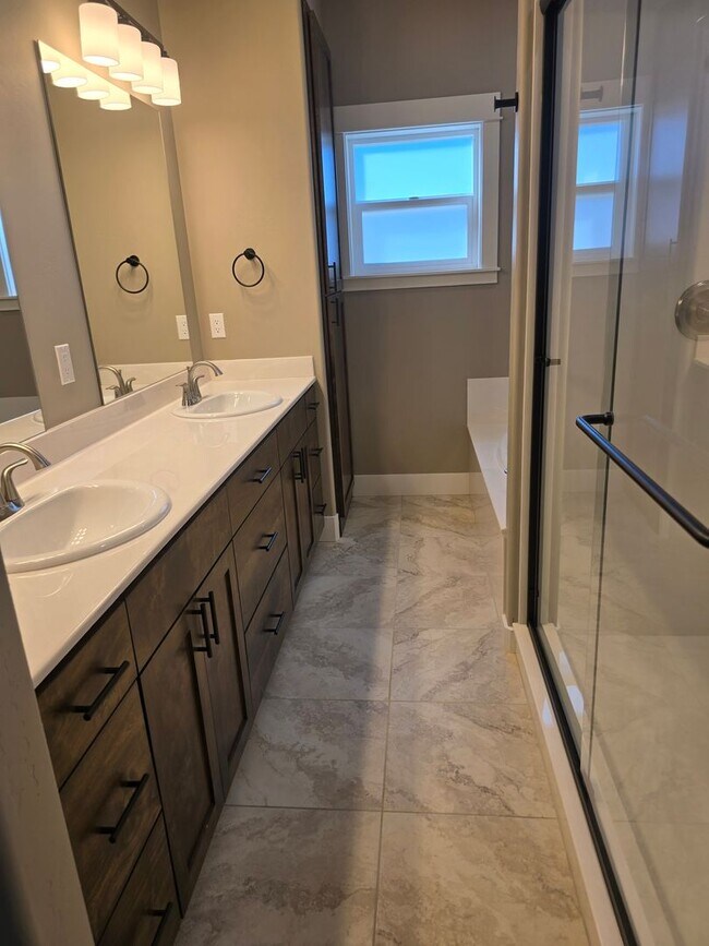 Building Photo - 3 bed 2 bath Brand-New Custom-Built- Home